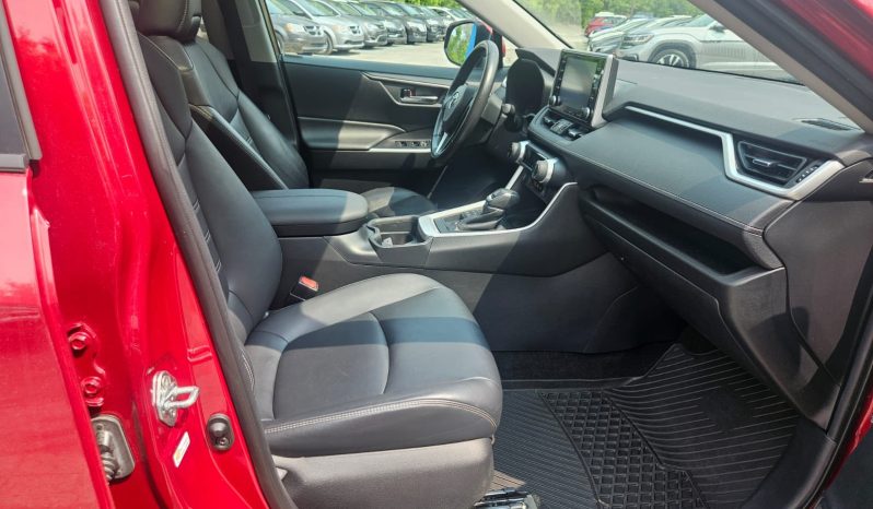 2020 Toyota RAV4 XLE AWD /Low Mileage /SUNROOF /FINANCE ME! full